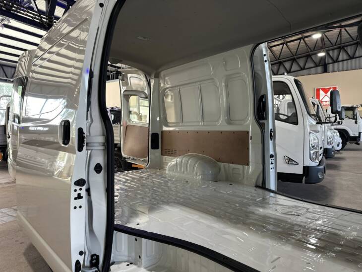 HIACE FURGON L2H2 2.8 TDI 6 A/T 0Km My2025. Financia Bco. Santander o MG. Acércate a ORIO HNOS, SAN GENARO, concesionario oficial JMC, ISUZU, KAMA Camiones - Imagen 12