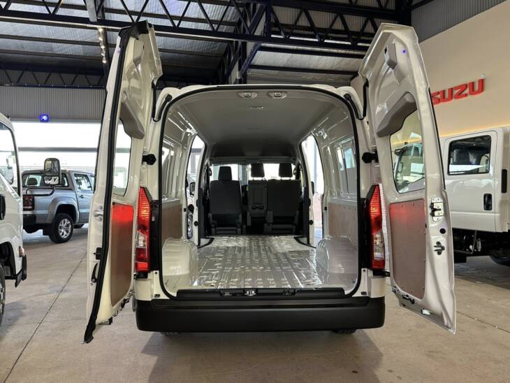 HIACE FURGON L2H2 2.8 TDI 6 A/T 0Km My2025. Financia Bco. Santander o MG. Acércate a ORIO HNOS, SAN GENARO, concesionario oficial JMC, ISUZU, KAMA Camiones - Imagen 13