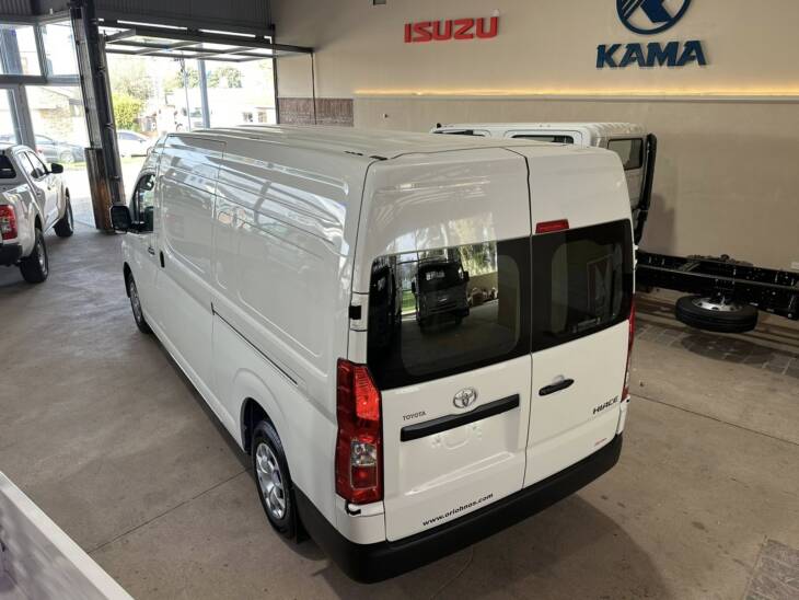 HIACE FURGON L2H2 2.8 TDI 6 A/T 0Km My2025. Financia Bco. Santander o MG. Acércate a ORIO HNOS, SAN GENARO, concesionario oficial JMC, ISUZU, KAMA Camiones - Imagen 4