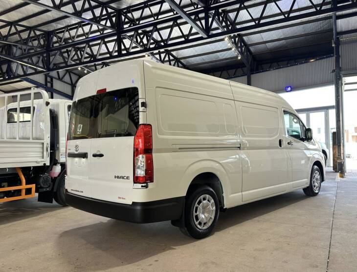 HIACE FURGON L2H2 2.8 TDI 6 A/T 0Km My2025. Financia Bco. Santander o MG. Acércate a ORIO HNOS, SAN GENARO, concesionario oficial JMC, ISUZU, KAMA Camiones - Imagen 6