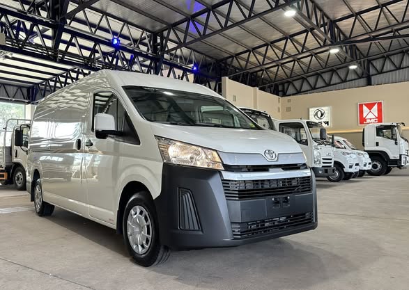 HIACE FURGON L2H2 2.8 TDI 6 A/T 0Km My2025. Financia Bco. Santander o MG. Acércate a ORIO HNOS, SAN GENARO, concesionario oficial JMC, ISUZU, KAMA Camiones