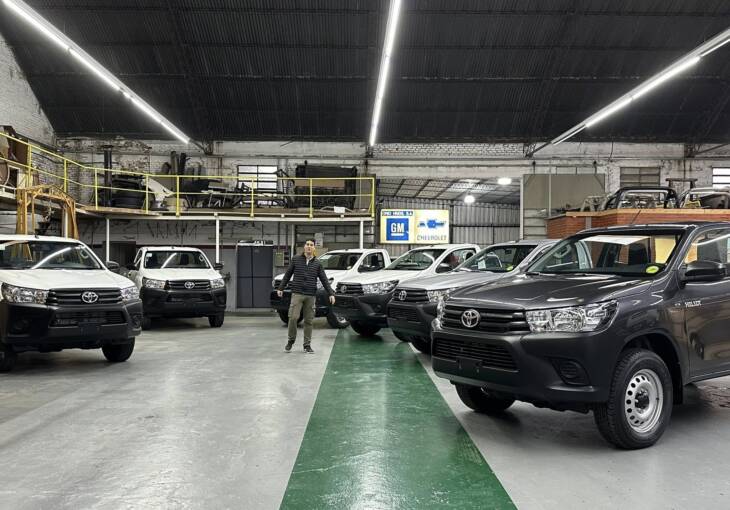 HILUX C/SIMPLE 2.4 TDI 4x4 0km my2025 blanco, gris plata, gris oscuro. Financia Bco. Santander. Acércate a ORIO HNOS, SAN GENARO, concesionario oficial JMC, ISUZU, KAMA Camiones - Imagen 10