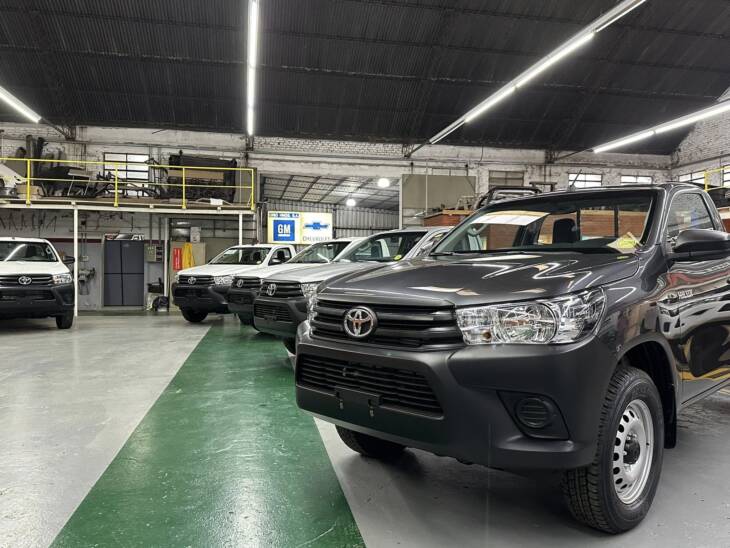 HILUX C/SIMPLE 2.4 TDI 4x4 0km my2025 blanco, gris plata, gris oscuro. Financia Bco. Santander. Acércate a ORIO HNOS, SAN GENARO, concesionario oficial JMC, ISUZU, KAMA Camiones - Imagen 9