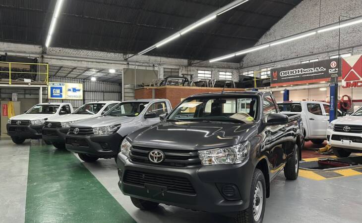 HILUX C/SIMPLE 2.4 TDI 4x4 0km my2025 blanco, gris plata, gris oscuro. Financia Bco. Santander. Acércate a ORIO HNOS, SAN GENARO, concesionario oficial JMC, ISUZU, KAMA Camiones - Imagen 8