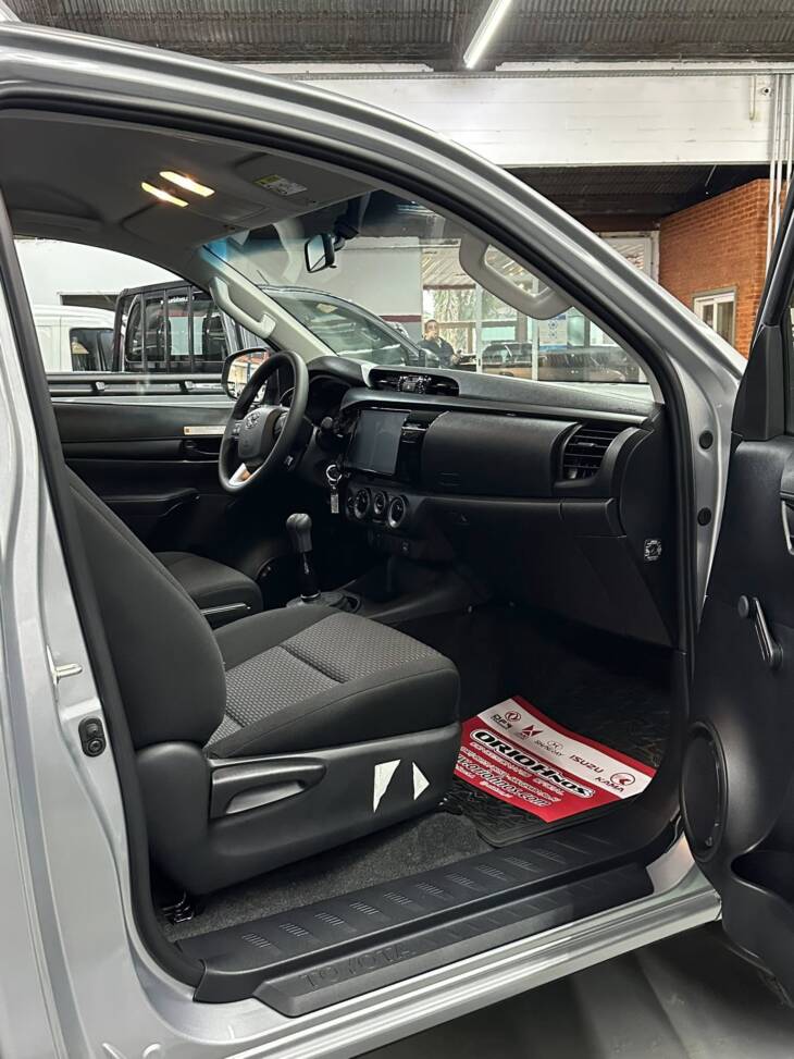 HILUX C/SIMPLE 2.4 TDI 4x4 0km my2025 blanco, gris plata, gris oscuro. Financia Bco. Santander. Acércate a ORIO HNOS, SAN GENARO, concesionario oficial JMC, ISUZU, KAMA Camiones - Imagen 7
