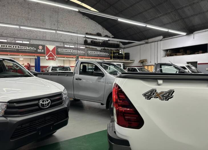 HILUX C/SIMPLE 2.4 TDI 4x4 0km my2025 blanco, gris plata, gris oscuro. Financia Bco. Santander. Acércate a ORIO HNOS, SAN GENARO, concesionario oficial JMC, ISUZU, KAMA Camiones - Imagen 6