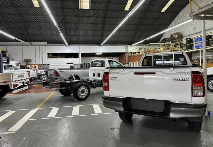 HILUX C/SIMPLE 2.4 TDI 4x4 0km my2025 blanco, gris plata, gris oscuro. Financia Bco. Santander. Acércate a ORIO HNOS, SAN GENARO, concesionario oficial JMC, ISUZU, KAMA Camiones - Imagen 5