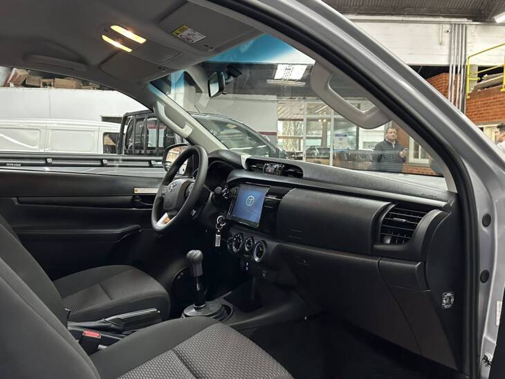HILUX C/SIMPLE 2.4 TDI 4x4 0km my2025 blanco, gris plata, gris oscuro. Financia Bco. Santander. Acércate a ORIO HNOS, SAN GENARO, concesionario oficial JMC, ISUZU, KAMA Camiones - Imagen 4