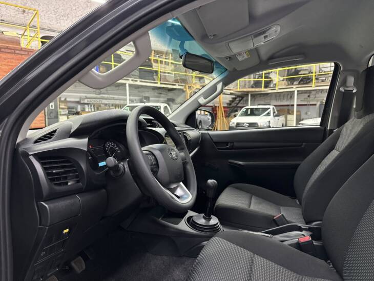 HILUX C/SIMPLE 2.4 TDI 4x4 0km my2025 blanco, gris plata, gris oscuro. Financia Bco. Santander. Acércate a ORIO HNOS, SAN GENARO, concesionario oficial JMC, ISUZU, KAMA Camiones - Imagen 2
