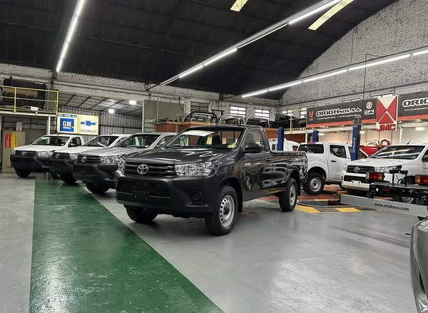 HILUX C/SIMPLE 2.4 TDI 4x4 0km my2025 blanco, gris plata, gris oscuro. Financia Bco. Santander. Acércate a ORIO HNOS, SAN GENARO, concesionario oficial JMC, ISUZU, KAMA Camiones