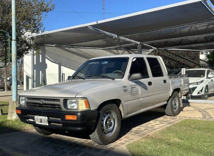 HILUX D/CABINA DIESEL DLX 4x2 año 2001 IMPECABLE! Acércate a ORIO HNOS, SAN GENARO, concesionario oficial JMC, ISUZU, KAMA Camiones
