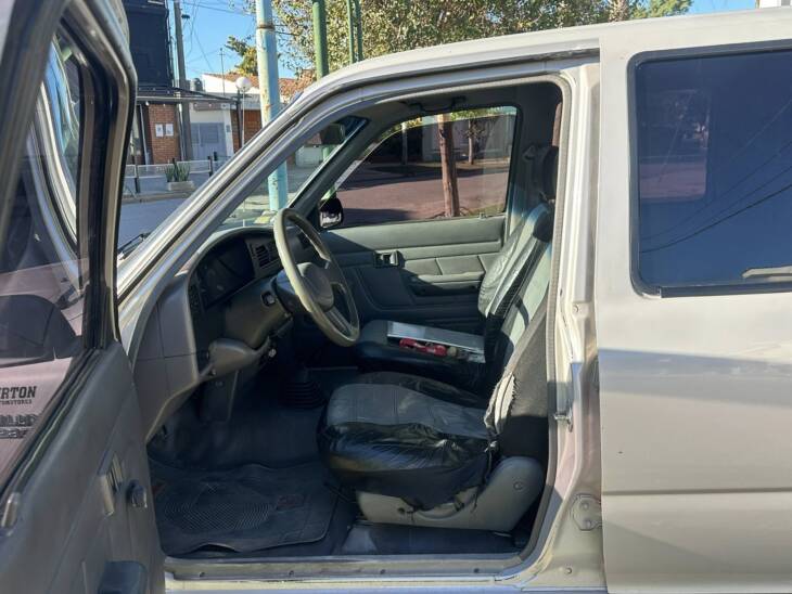 HILUX D/CABINA DIESEL DLX 4x2 año 2001 IMPECABLE! Acércate a ORIO HNOS, SAN GENARO, concesionario oficial JMC, ISUZU, KAMA Camiones - Imagen 8