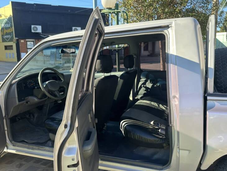 HILUX D/CABINA DIESEL DLX 4x2 año 2001 IMPECABLE! Acércate a ORIO HNOS, SAN GENARO, concesionario oficial JMC, ISUZU, KAMA Camiones - Imagen 10