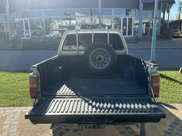 HILUX D/CABINA DIESEL DLX 4x2 año 2001 IMPECABLE! Acércate a ORIO HNOS, SAN GENARO, concesionario oficial JMC, ISUZU, KAMA Camiones - Imagen 5