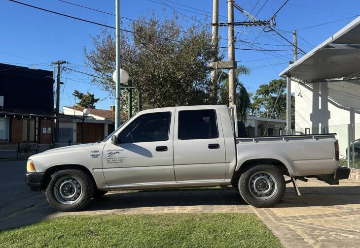 HILUX D/CABINA DIESEL DLX 4x2 año 2001 IMPECABLE! Acércate a ORIO HNOS, SAN GENARO, concesionario oficial JMC, ISUZU, KAMA Camiones - Imagen 2
