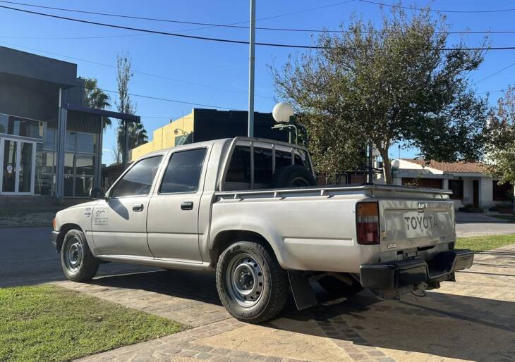 HILUX D/CABINA DIESEL DLX 4x2 año 2001 IMPECABLE! Acércate a ORIO HNOS, SAN GENARO, concesionario oficial JMC, ISUZU, KAMA Camiones - Imagen 3