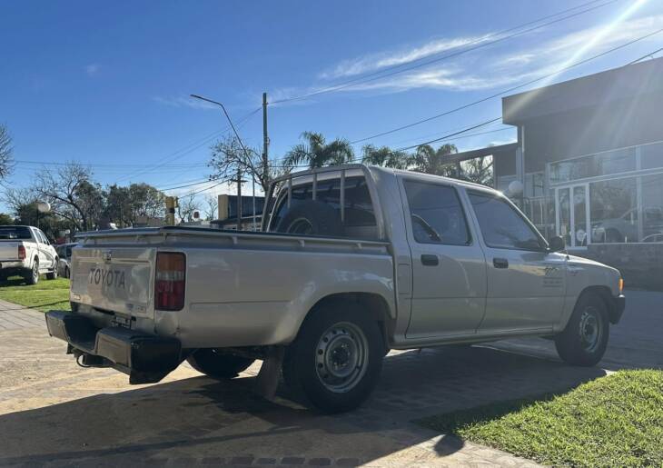 HILUX D/CABINA DIESEL DLX 4x2 año 2001 IMPECABLE! Acércate a ORIO HNOS, SAN GENARO, concesionario oficial JMC, ISUZU, KAMA Camiones - Imagen 6