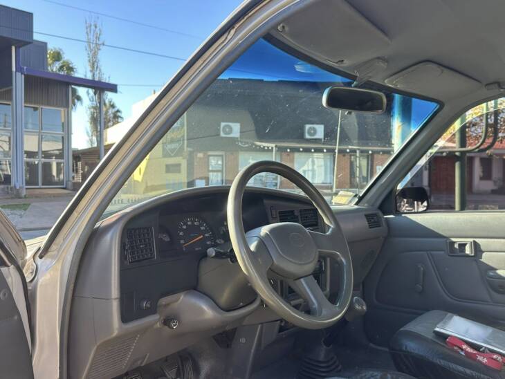 HILUX D/CABINA DIESEL DLX 4x2 año 2001 IMPECABLE! Acércate a ORIO HNOS, SAN GENARO, concesionario oficial JMC, ISUZU, KAMA Camiones - Imagen 9