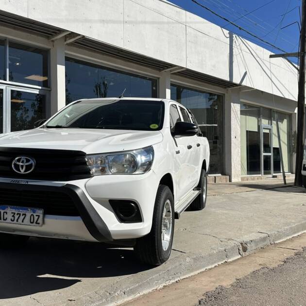 HILUX D/CABINA 2.4 TDI DX 4x2 año 2018. Financia Bco. Santander. Acércate a ORIO HNOS, SAN GENARO, concesionario oficial JMC, ISUZU, KAMA Camiones