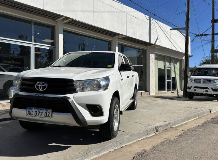 HILUX D/CABINA 2.4 TDI DX 4x2 año 2018. Financia Bco. Santander. Acércate a ORIO HNOS, SAN GENARO, concesionario oficial JMC, ISUZU, KAMA Camiones