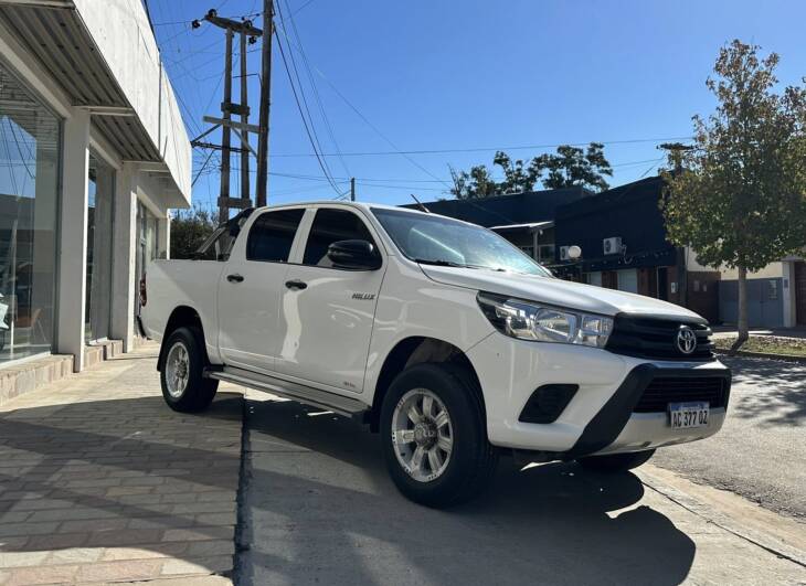 HILUX D/CABINA 2.4 TDI DX 4x2 año 2018. Financia Bco. Santander. Acércate a ORIO HNOS, SAN GENARO, concesionario oficial JMC, ISUZU, KAMA Camiones - Imagen 6