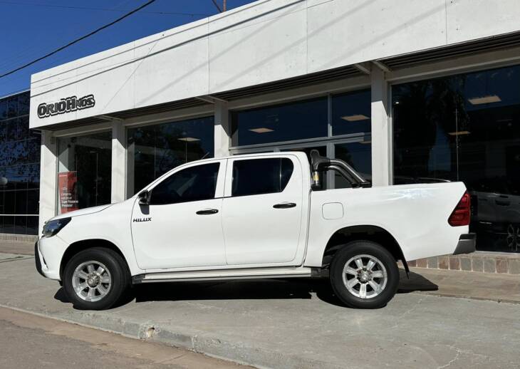HILUX D/CABINA 2.4 TDI DX 4x2 año 2018. Financia Bco. Santander. Acércate a ORIO HNOS, SAN GENARO, concesionario oficial JMC, ISUZU, KAMA Camiones - Imagen 2