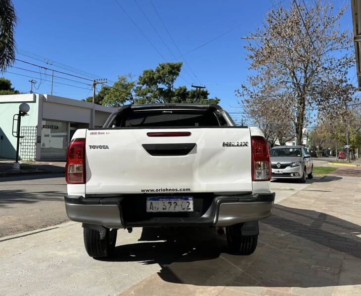 HILUX D/CABINA 2.4 TDI DX 4x2 año 2018. Financia Bco. Santander. Acércate a ORIO HNOS, SAN GENARO, concesionario oficial JMC, ISUZU, KAMA Camiones - Imagen 4