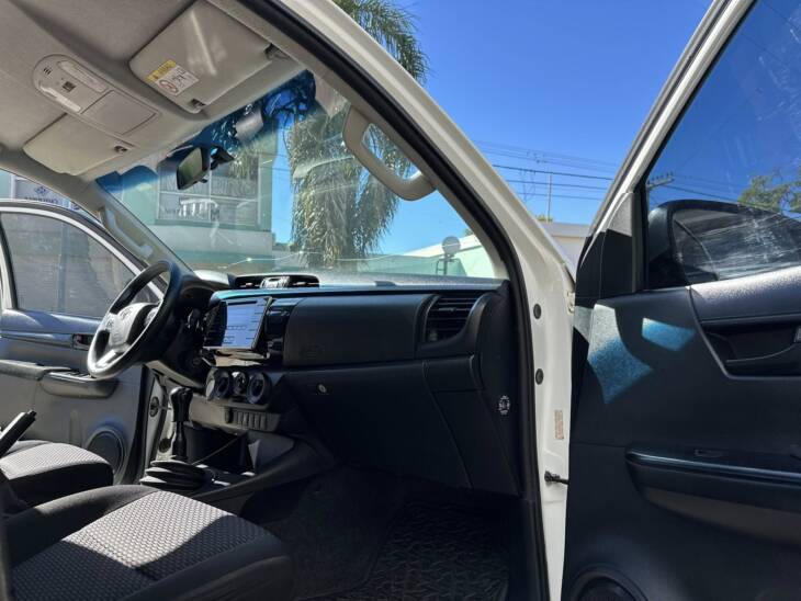 HILUX D/CABINA 2.4 TDI DX 4x2 año 2018. Financia Bco. Santander. Acércate a ORIO HNOS, SAN GENARO, concesionario oficial JMC, ISUZU, KAMA Camiones - Imagen 9