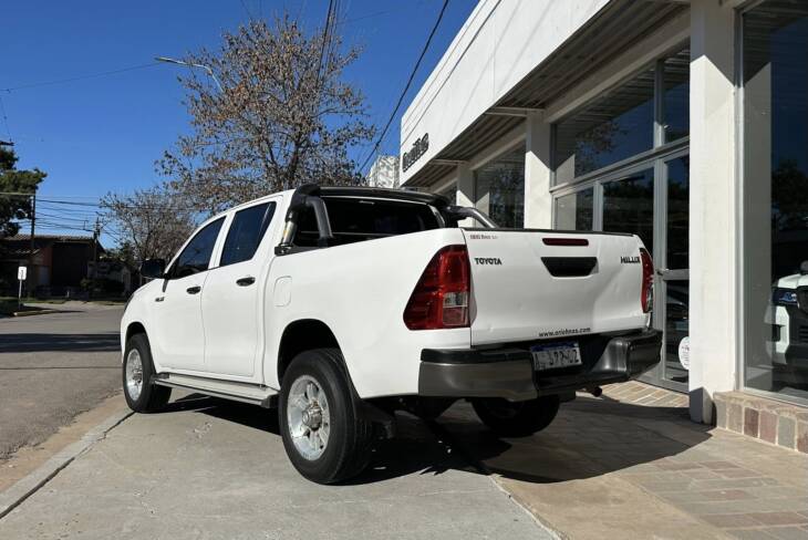 HILUX D/CABINA 2.4 TDI DX 4x2 año 2018. Financia Bco. Santander. Acércate a ORIO HNOS, SAN GENARO, concesionario oficial JMC, ISUZU, KAMA Camiones - Imagen 3