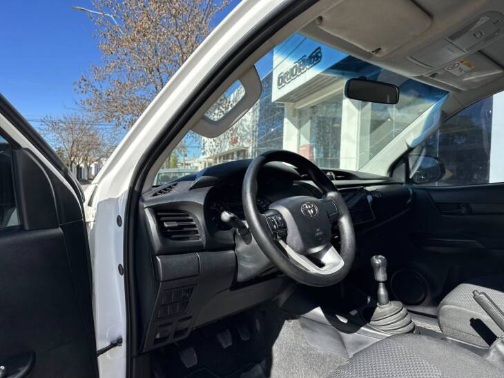 HILUX D/CABINA 2.4 TDI DX 4x2 año 2018. Financia Bco. Santander. Acércate a ORIO HNOS, SAN GENARO, concesionario oficial JMC, ISUZU, KAMA Camiones - Imagen 8