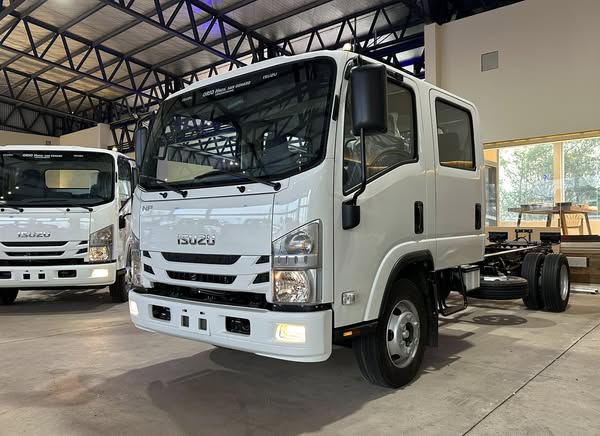 ISUZU NPR 75 CABINA DOBLE 5,2cc 160cv 7 PASAJ. 0Km my2025. Financia Bco. Santander. Acércate a ORIO HNOS, SAN GENARO, concesionario oficial JMC, ISUZU, KAMA Camiones