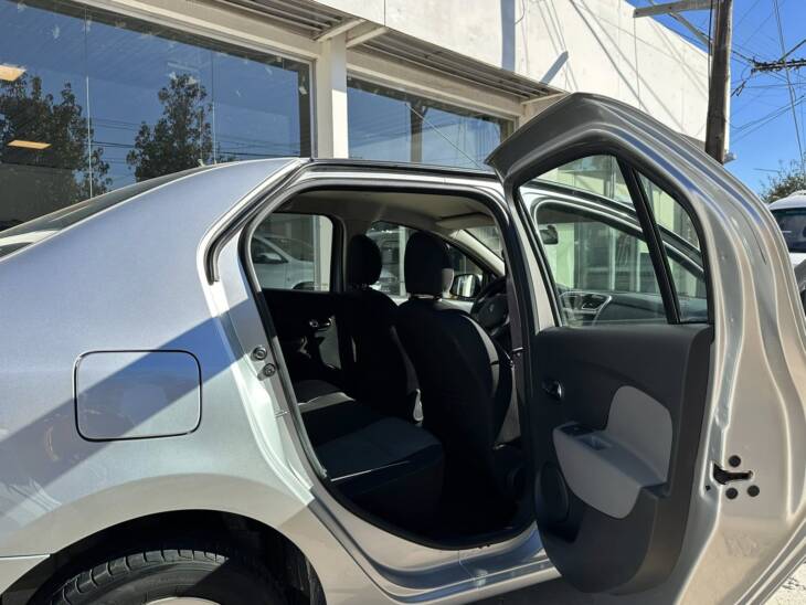 LOGAN PRIVILEGE 1.6 16v M/T Año 2015 UNICO! Financia Bco. Santander. Acércate a ORIO HNOS, SAN GENARO, concesionario oficial SHINERAY, DOMY Utilitarios - Imagen 12
