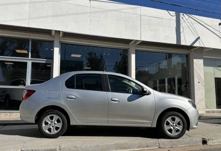LOGAN PRIVILEGE 1.6 16v M/T Año 2015 UNICO! Financia Bco. Santander. Acércate a ORIO HNOS, SAN GENARO, concesionario oficial SHINERAY, DOMY Utilitarios - Imagen 2