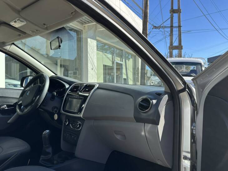 LOGAN PRIVILEGE 1.6 16v M/T Año 2015 UNICO! Financia Bco. Santander. Acércate a ORIO HNOS, SAN GENARO, concesionario oficial SHINERAY, DOMY Utilitarios - Imagen 8