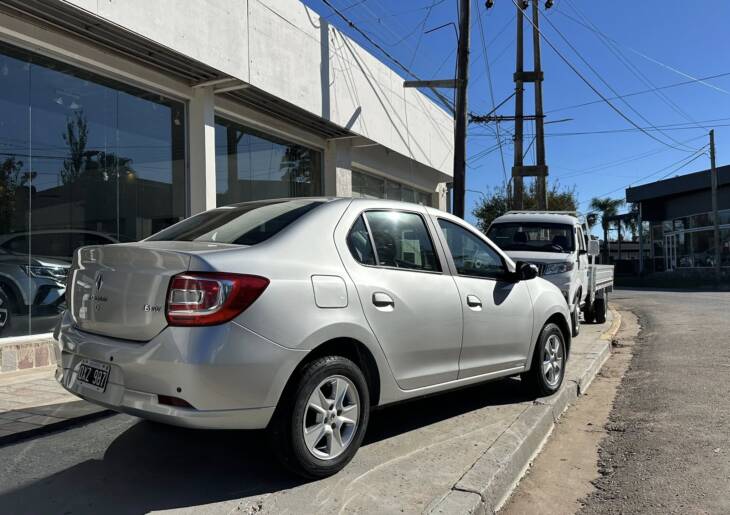 LOGAN PRIVILEGE 1.6 16v M/T Año 2015 UNICO! Financia Bco. Santander. Acércate a ORIO HNOS, SAN GENARO, concesionario oficial SHINERAY, DOMY Utilitarios - Imagen 3