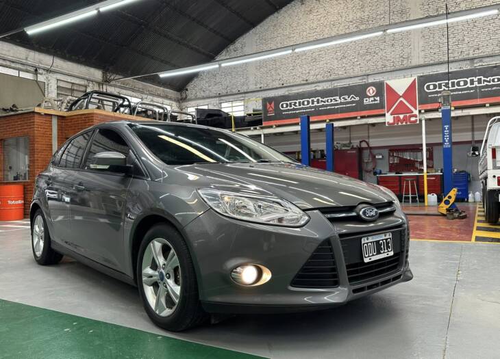 FOCUS III 5 PUERTAS 2.0 Nafta A/T SE PLUS año 2014 UNICO! Financia Bco. Santander. Acércate a ORIO HNOS, SAN GENARO, concesionario oficial SHINERAY, DOMY Utilitarios