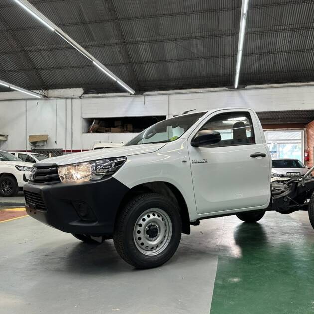HILUX CABINA SIMPLE 2.4 TDI CHASIS 4x4 0KM My2025. Financia Bco. Santander. Acércate a ORIO HNOS, SAN GENARO, concesionario oficial JMC, ISUZU, KAMA Camiones
