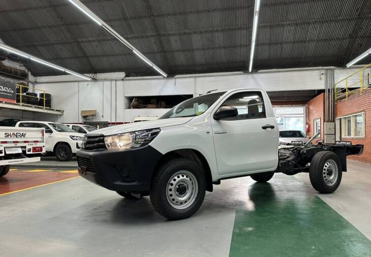 HILUX CABINA SIMPLE 2.4 TDI CHASIS 4x4 0KM My2025. Financia Bco. Santander. Acércate a ORIO HNOS, SAN GENARO, concesionario oficial JMC, ISUZU, KAMA Camiones