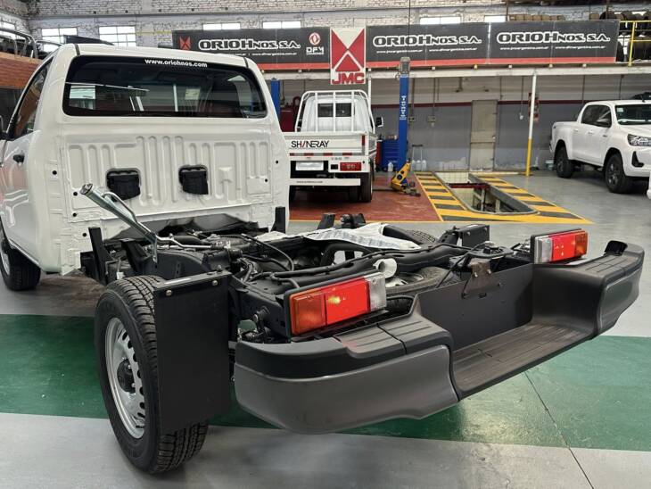 HILUX CABINA SIMPLE 2.4 TDI CHASIS 4x4 0KM My2025. Financia Bco. Santander. Acércate a ORIO HNOS, SAN GENARO, concesionario oficial JMC, ISUZU, KAMA Camiones - Imagen 4