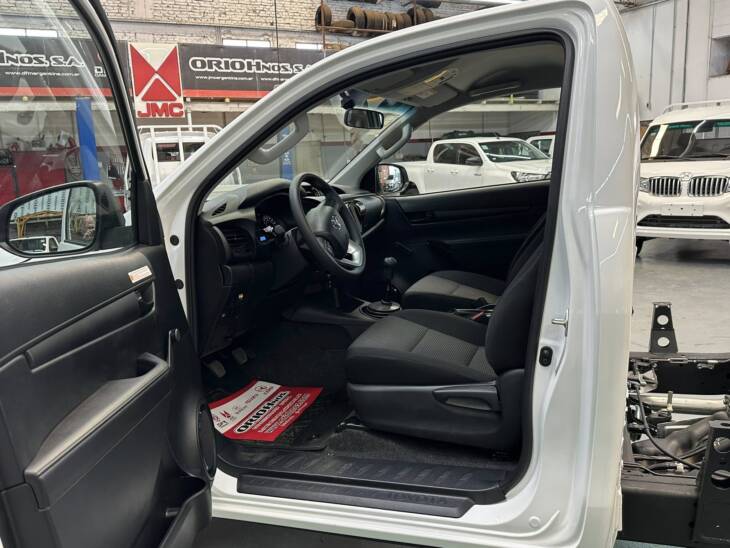 HILUX CABINA SIMPLE 2.4 TDI CHASIS 4x4 0KM My2025. Financia Bco. Santander. Acércate a ORIO HNOS, SAN GENARO, concesionario oficial JMC, ISUZU, KAMA Camiones - Imagen 9