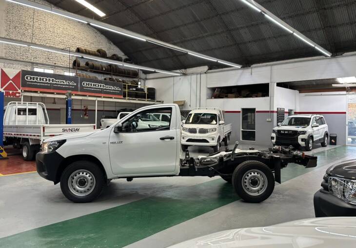 HILUX CABINA SIMPLE 2.4 TDI CHASIS 4x4 0KM My2025. Financia Bco. Santander. Acércate a ORIO HNOS, SAN GENARO, concesionario oficial JMC, ISUZU, KAMA Camiones - Imagen 2