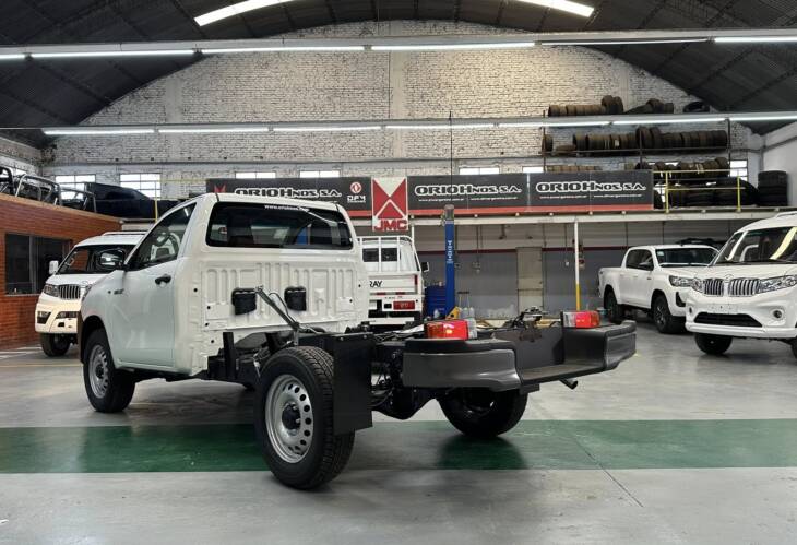 HILUX CABINA SIMPLE 2.4 TDI CHASIS 4x4 0KM My2025. Financia Bco. Santander. Acércate a ORIO HNOS, SAN GENARO, concesionario oficial JMC, ISUZU, KAMA Camiones - Imagen 3