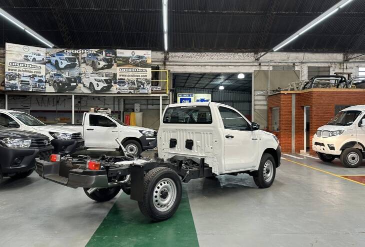 HILUX CABINA SIMPLE 2.4 TDI CHASIS 4x4 0KM My2025. Financia Bco. Santander. Acércate a ORIO HNOS, SAN GENARO, concesionario oficial JMC, ISUZU, KAMA Camiones - Imagen 6