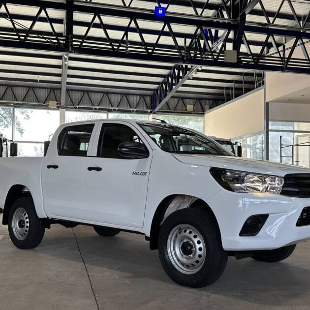 HILUX D/C 2.4 TDI AUTOMATICA DX 4x2 0Km My2025 blanco. Financia Bco. Santander. Acércate a ORIO HNOS, SAN GENARO, concesionario oficial JMC, ISUZU, KAMA Camiones