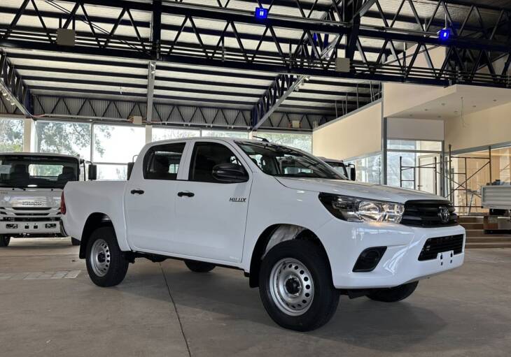 HILUX D/C 2.4 TDI AUTOMATICA DX 4x2 0Km My2025 blanco. Financia Bco. Santander. Acércate a ORIO HNOS, SAN GENARO, concesionario oficial JMC, ISUZU, KAMA Camiones