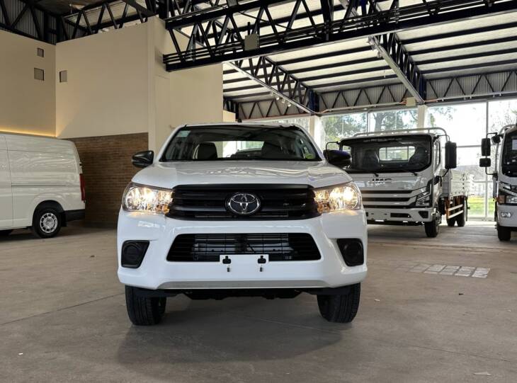 HILUX D/C 2.4 TDI AUTOMATICA DX 4x2 0Km My2025 blanco. Financia Bco. Santander. Acércate a ORIO HNOS, SAN GENARO, concesionario oficial JMC, ISUZU, KAMA Camiones - Imagen 9