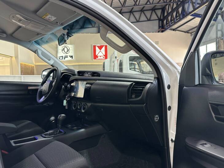 HILUX D/C 2.4 TDI AUTOMATICA DX 4x2 0Km My2025 blanco. Financia Bco. Santander. Acércate a ORIO HNOS, SAN GENARO, concesionario oficial JMC, ISUZU, KAMA Camiones - Imagen 4