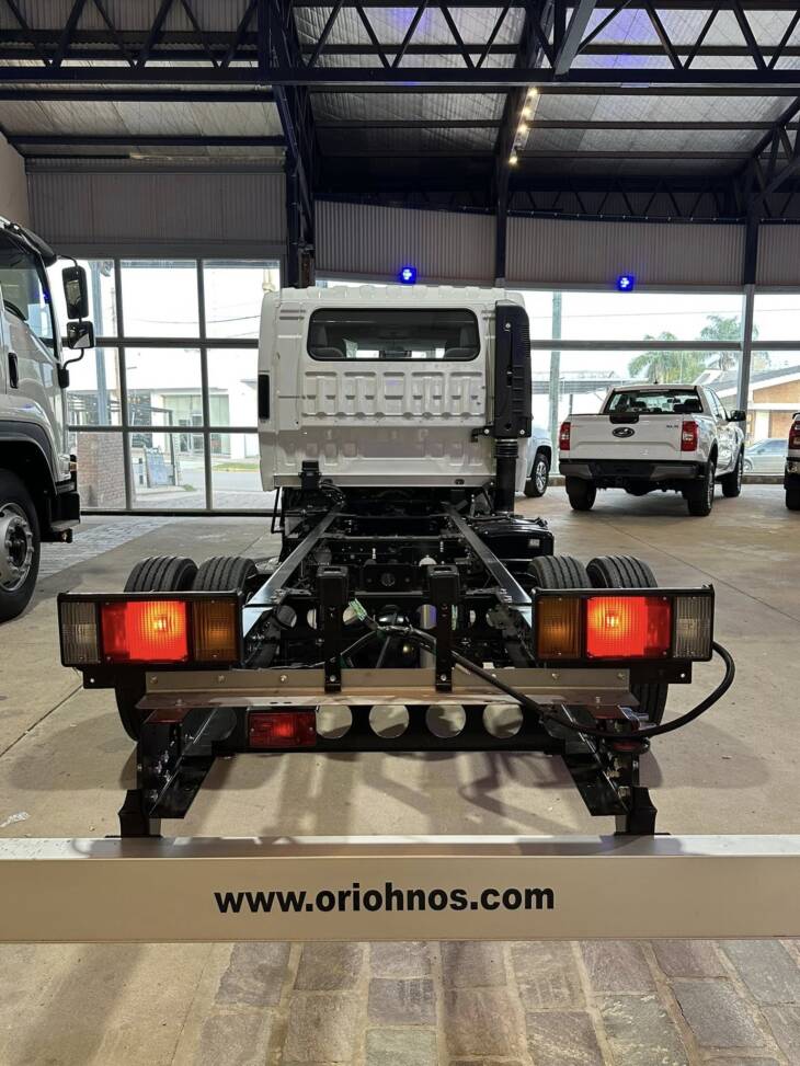 ISUZU NPR 75 CABINA DOBLE 5,2cc 160cv 7 PASAJ. 0Km my2025. Financia Bco. Santander. Acércate a ORIO HNOS, SAN GENARO, concesionario oficial DFM, JMC, ISUZU, KAMA Camiones - Imagen 3