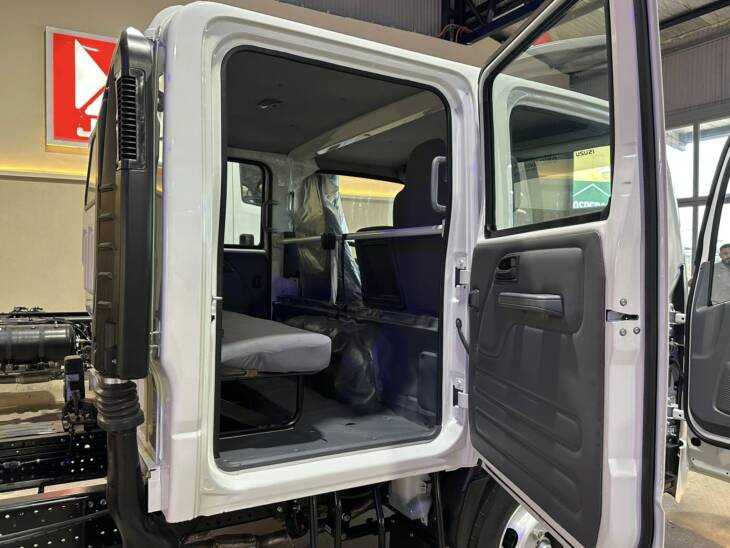 ISUZU NPR 75 CABINA DOBLE 5,2cc 160cv 7 PASAJ. 0Km my2025. Financia Bco. Santander. Acércate a ORIO HNOS, SAN GENARO, concesionario oficial DFM, JMC, ISUZU, KAMA Camiones - Imagen 11
