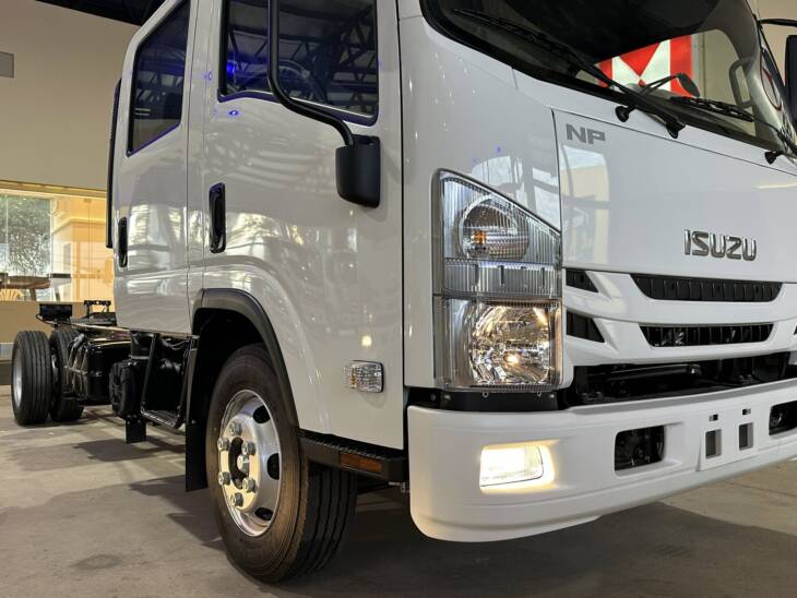ISUZU NPR 75 CABINA DOBLE 5,2cc 160cv 7 PASAJ. 0Km my2025. Financia Bco. Santander. Acércate a ORIO HNOS, SAN GENARO, concesionario oficial DFM, JMC, ISUZU, KAMA Camiones - Imagen 16